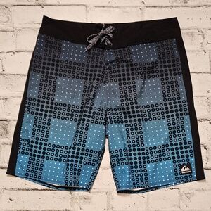 Quiksilver Men's Blue Flat Front Shorts